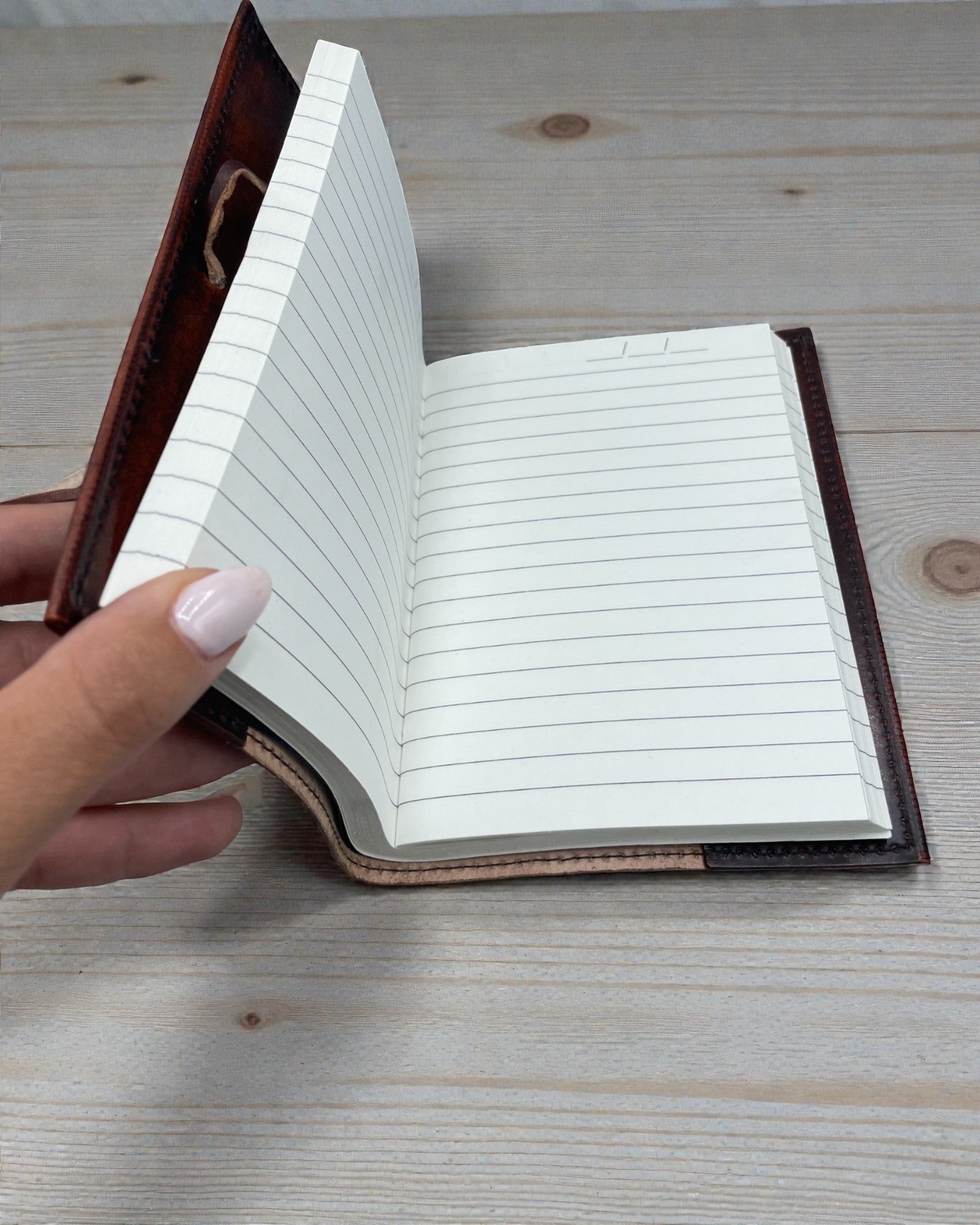 Vita Arboris – Mały Skórzany Notatnik Drzewo Życia z Zielonym Kamieniem