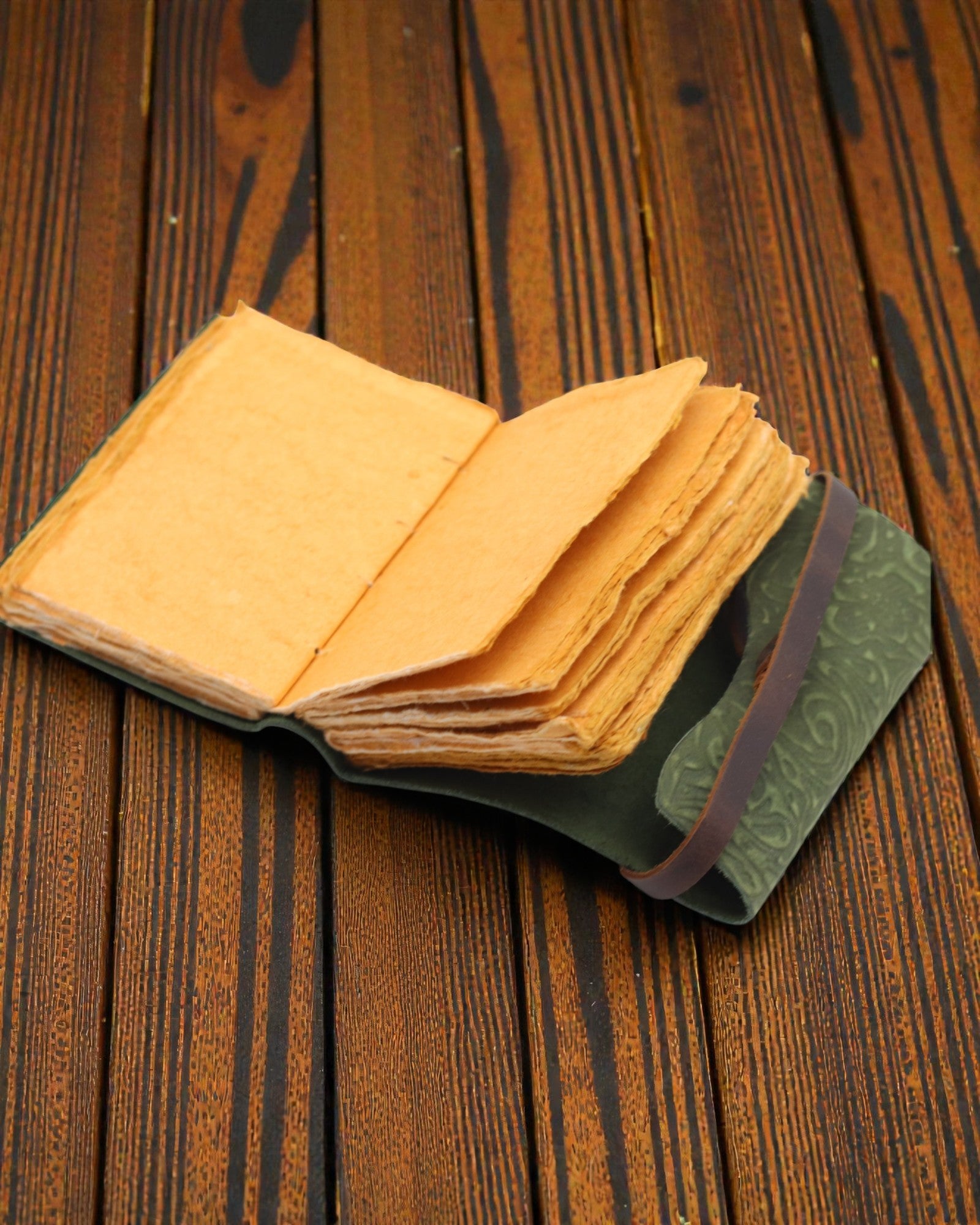 Zöld labirintus, régi stílusú – bőr jegyzetfüzet antikolt lapokkal 12,7 × 8,9 cm