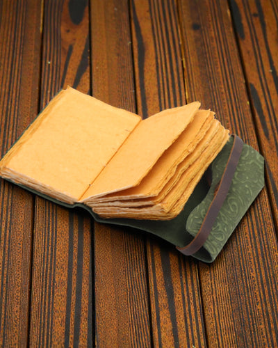 Zöld labirintus, régi stílusú – bőr jegyzetfüzet antikolt lapokkal 12,7 × 8,9 cm