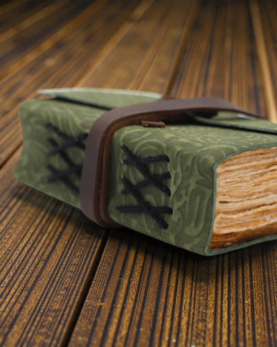Zöld labirintus, régi stílusú – bőr jegyzetfüzet antikolt lapokkal 12,7 × 8,9 cm