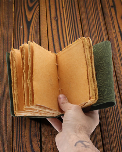 Zöld labirintus, régi stílusú – bőr jegyzetfüzet antikolt lapokkal 12,7 × 8,9 cm