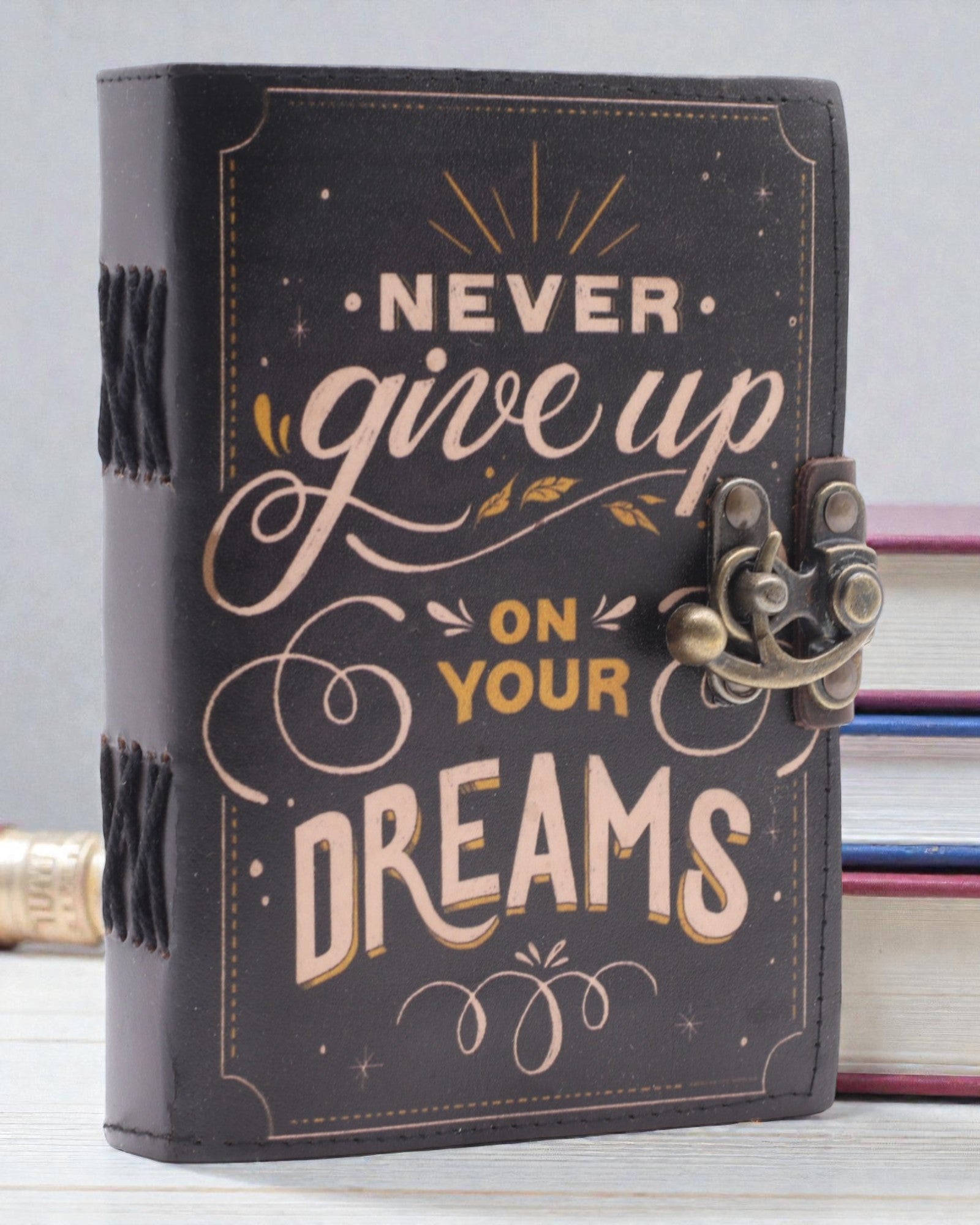 Skórzany Notatnik Motywacyjny Never Give Up On Your Dreams – 17,8 × 12,7 cm