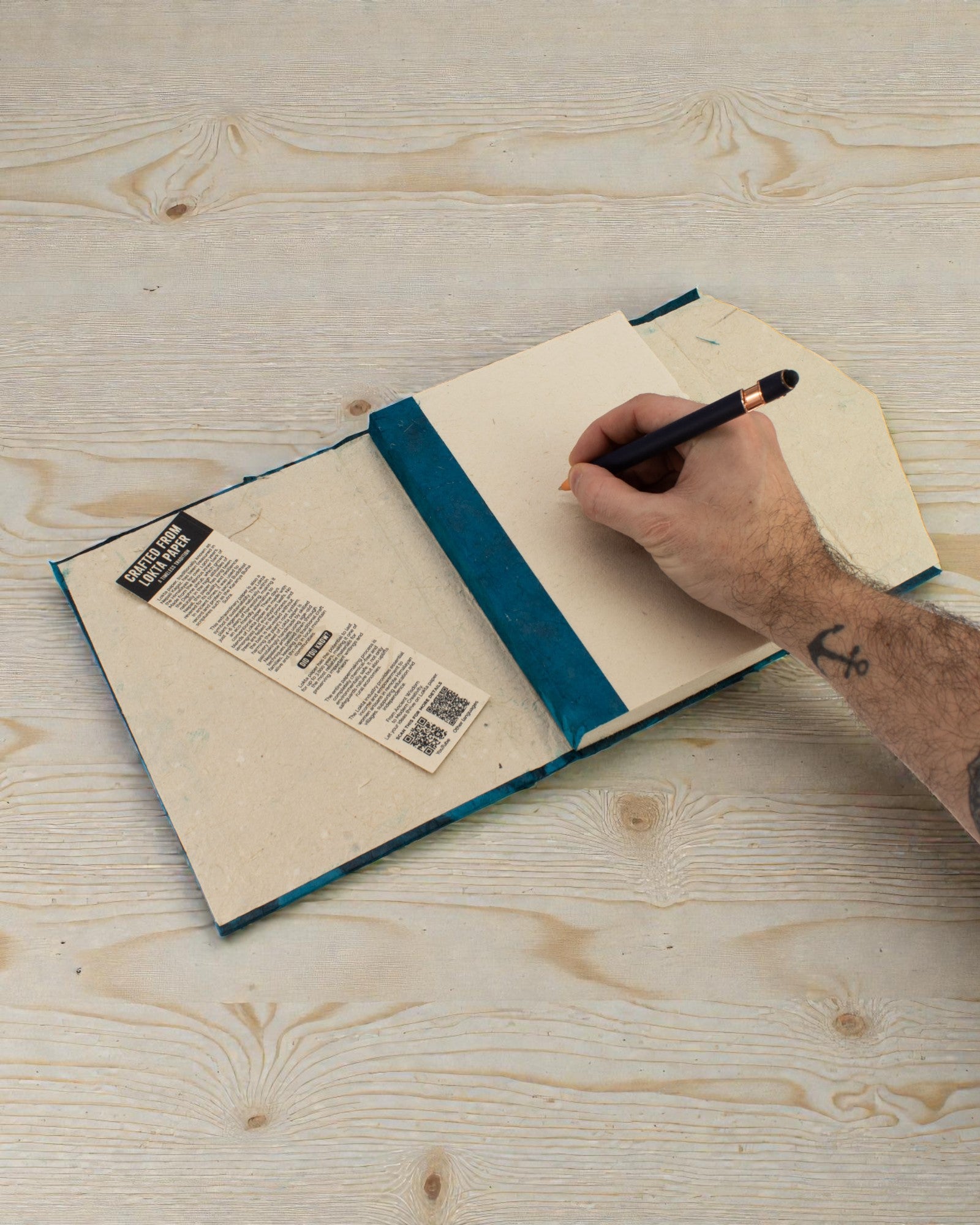 Lokta merész virágmintás jegyzetfüzet – nagy (21x15cm) – 45 lap – jegyzetjelzőt tartalmaz – éjkék