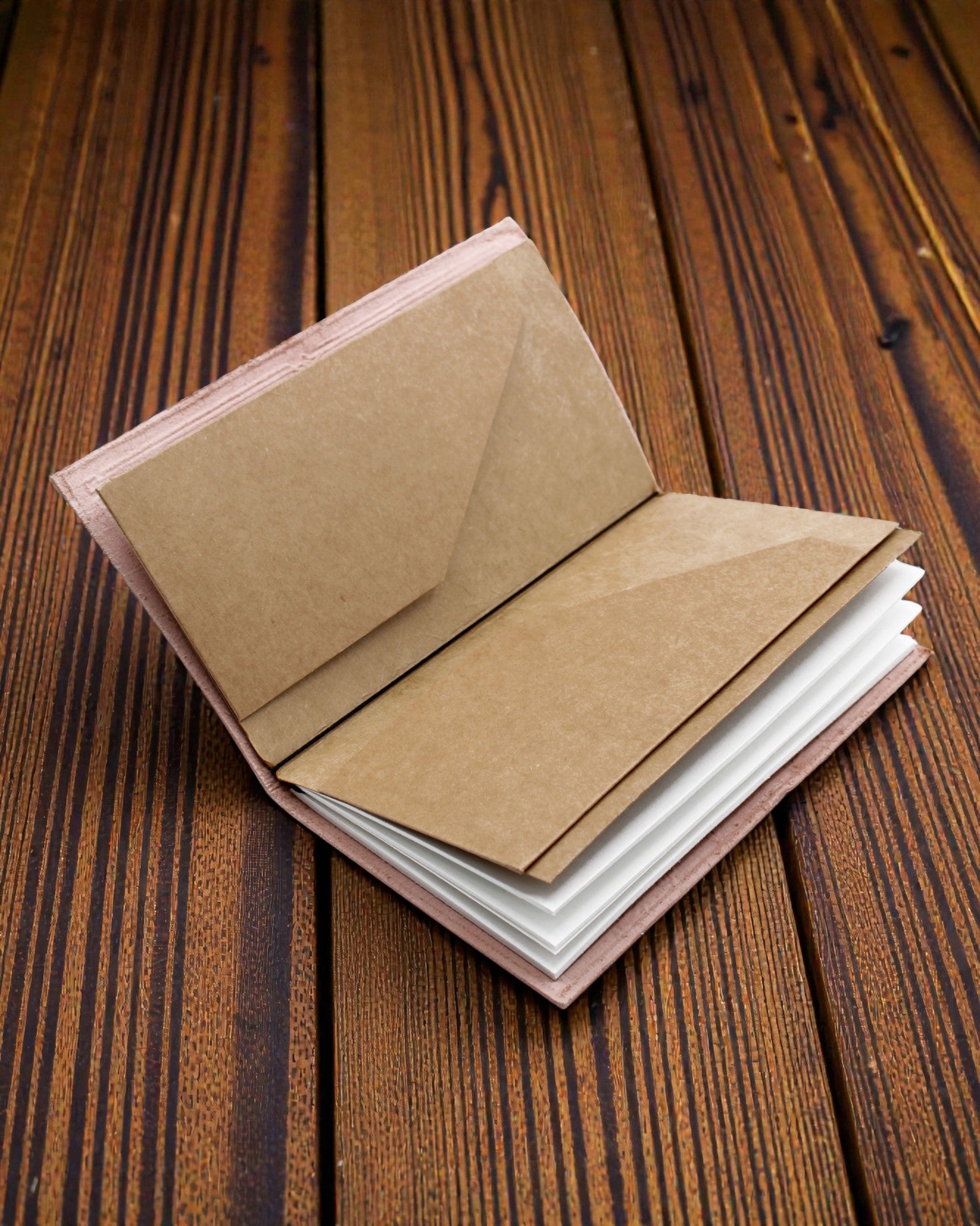 Ha egy történet benned van – kézzel készített bőr jegyzetfüzet 22 × 12 × 1,5 cm, 80 oldal