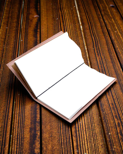 A kaland kezdődik – piros bőr jegyzetfüzet, kézzel készített 22 × 12 × 1,5 cm, 80 oldal