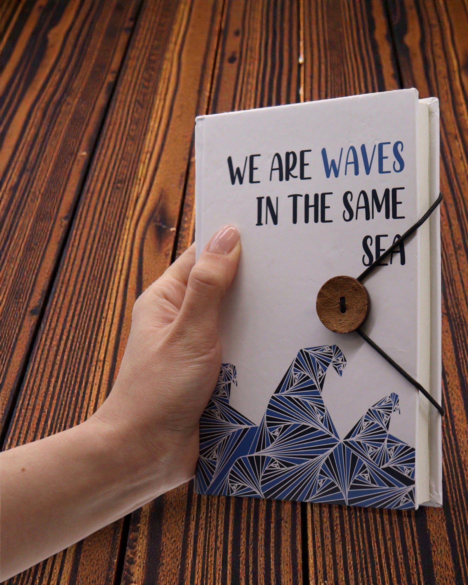 Leaves Together – mały notatnik z paskiem i guzikiem kokosowym 18 × 12,5 cm, 200 stron