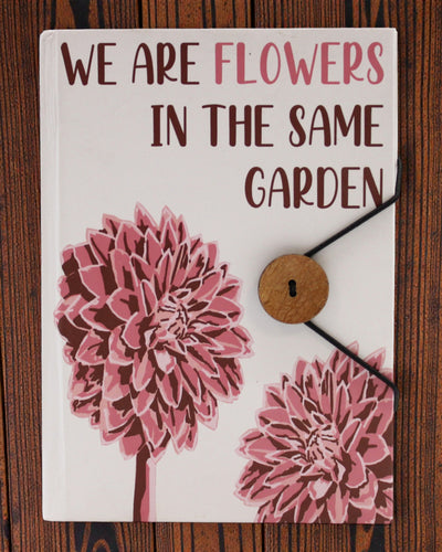 Virágok együtt – kis jegyzetfüzet pánttal és kókuszgombbal 18 × 12,5 cm, 200 oldal