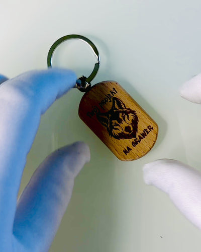 Elegáns Fa Kulcstartó Személyre Szabható Gravírozással – Ideális Ajándék