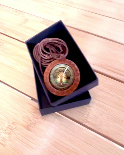 Amulet Życia "Drzewo Przodków" - Ręcznie Wykonany Naszyjnik z Drewna i Szkła, możliwość personalizacji grawerem na prezent