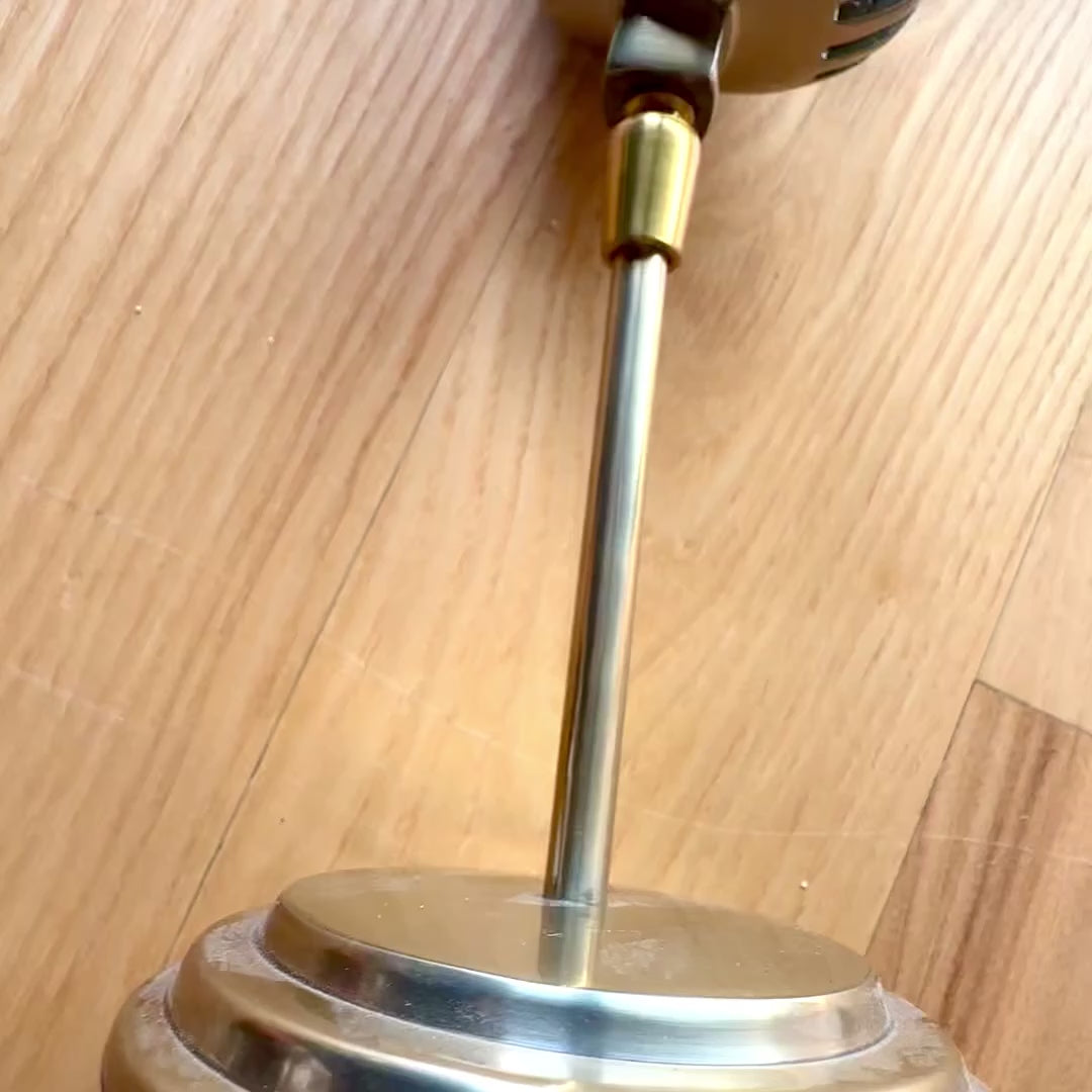 Retro mikrofon szobor gravírozással személyre szabható, aranyszínű, 25 cm