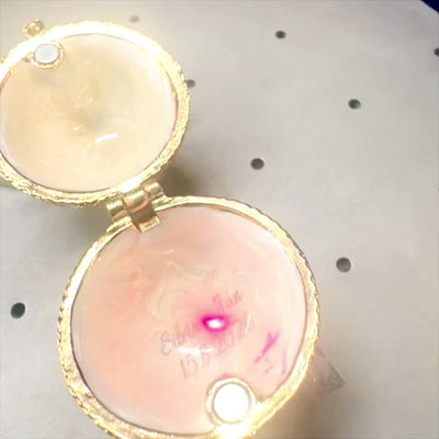Exkluzív fém Fabergé-tojás ékszerdoboz kristályokkal, fehér-arany színben, gravírozással történő személyre szabási lehetőséggel