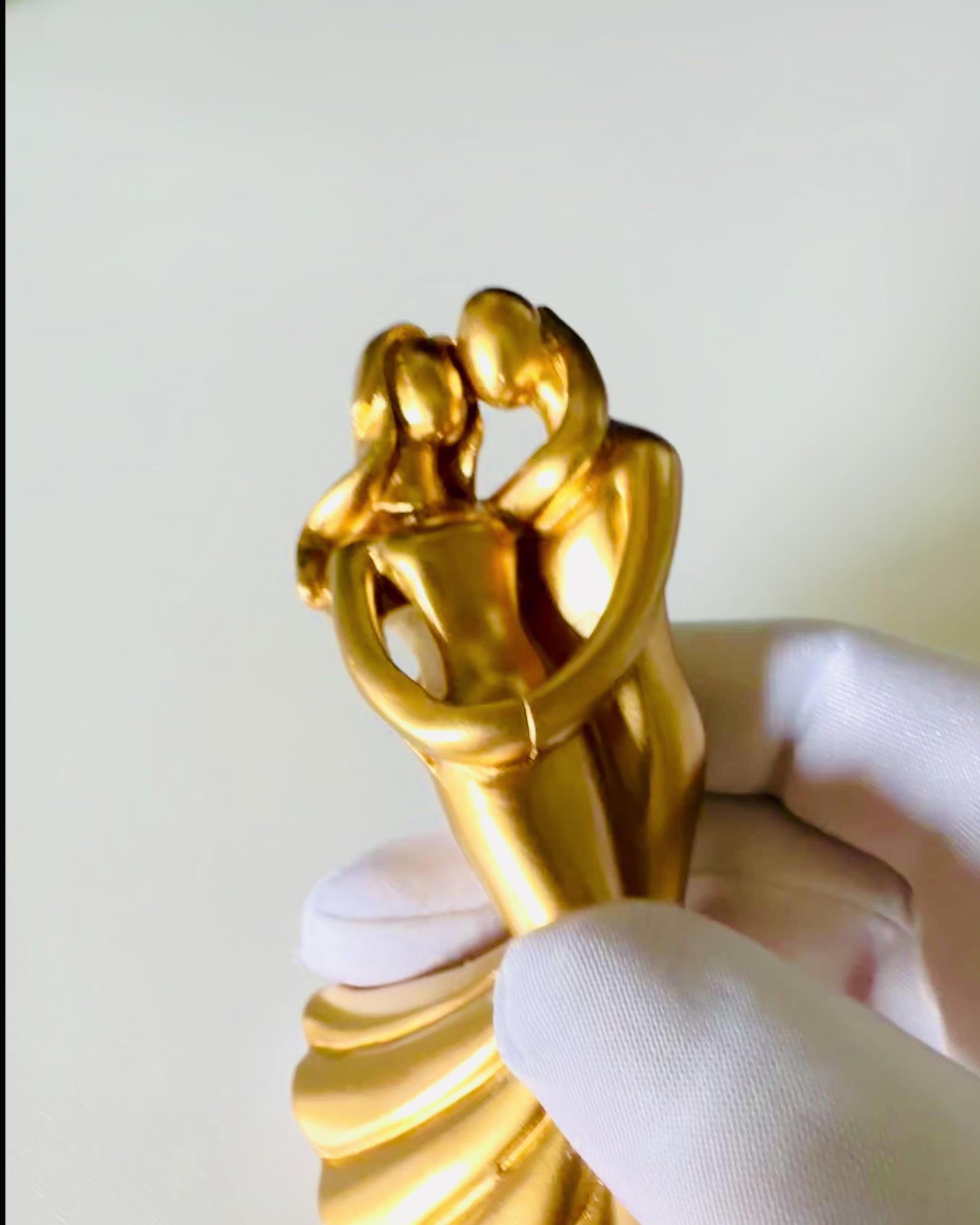 Arany Szerelem Tánca - Kis Dekoratív Figura Gravírozási Lehetőséggel