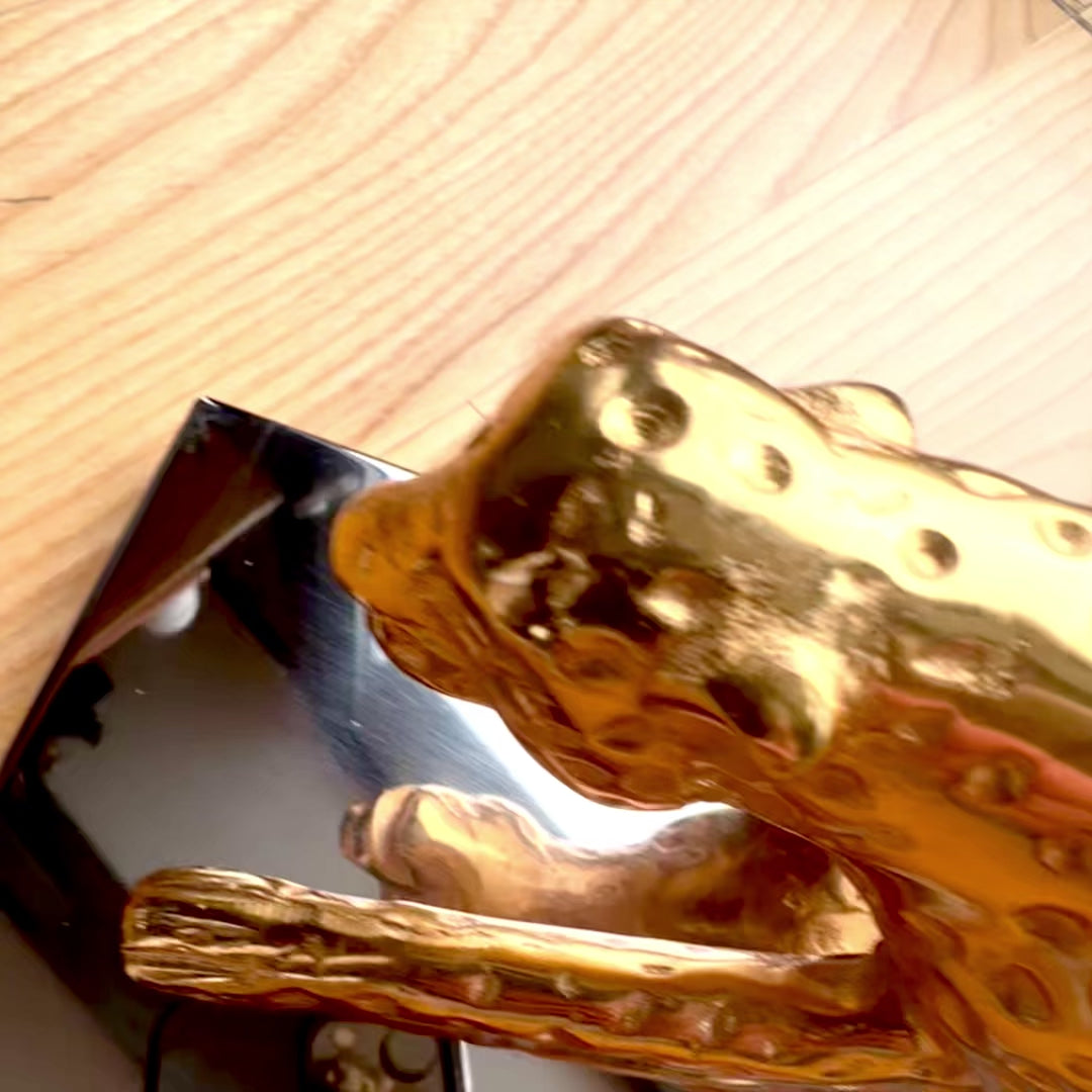 Elegáns dekoratív aranyszínű leopárdfigura, 42cm, személyre szabott gravírozással