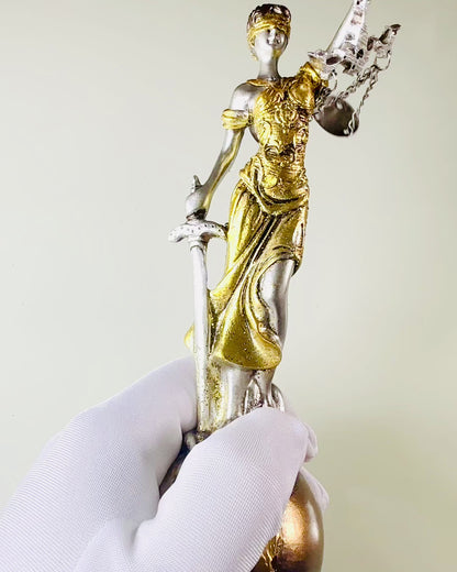 "Igazság Istennője Szobor – Művészi Dekoráció Polcra, Gyantából Készült Kézműves Termék, Személyre Szabható Gravírozással"