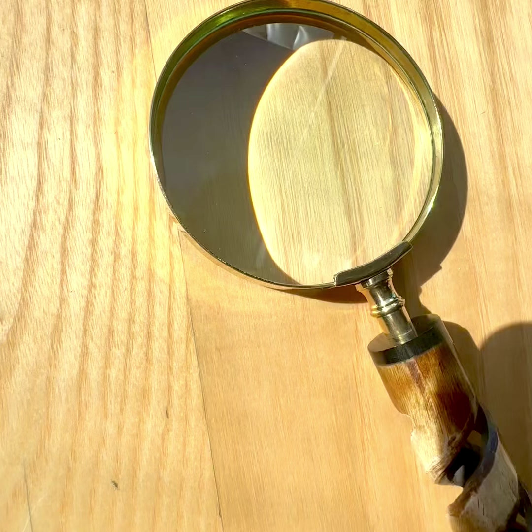 Nagyító sárgaréz foglalatban, szarvnyelű fogantyúval NC2356 - elegáns ajándék gravírozásos személyre szabási lehetőséggel, 3,5-szeres nagyítású nagyítóüveg, hossz 18,5 cm, átmérő 7,5 cm