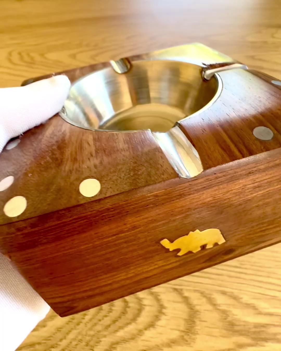 Rhino – Kézzel készített hamutartó Shisham fából és sárgarézből, 11 cm széles, személyre szabható gravírozással