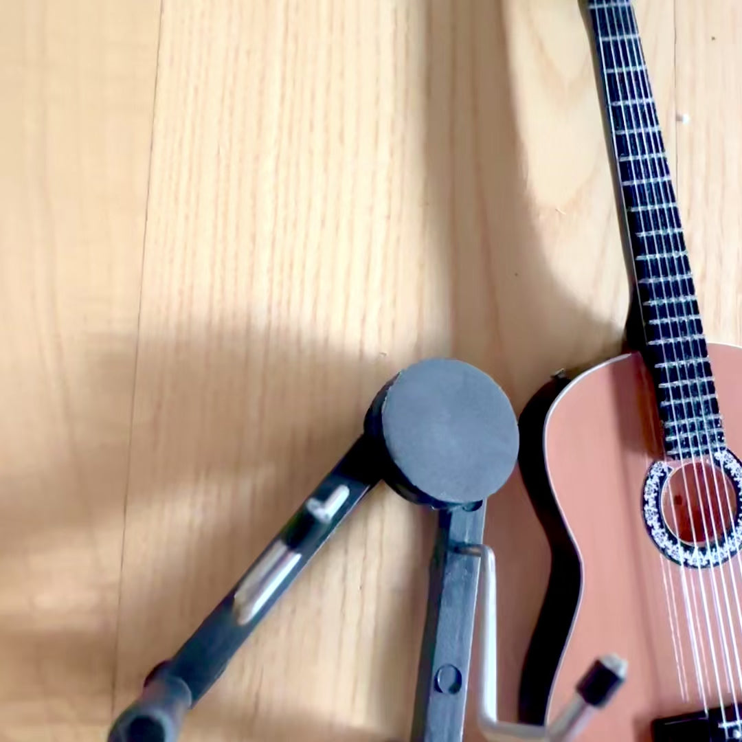 Mini klasszikus gitár gravírozással - fa mahagóni dekoráció, 25 cm
