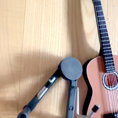 Mini klasszikus gitár gravírozással - fa mahagóni dekoráció, 25 cm