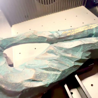 Táncoló pár dekorációs szobrocska gravírozással – romantikus ajándék esküvőre vagy évfordulóra – magassága 28 cm, polirezinből készült, elegáns design mély színvilágban