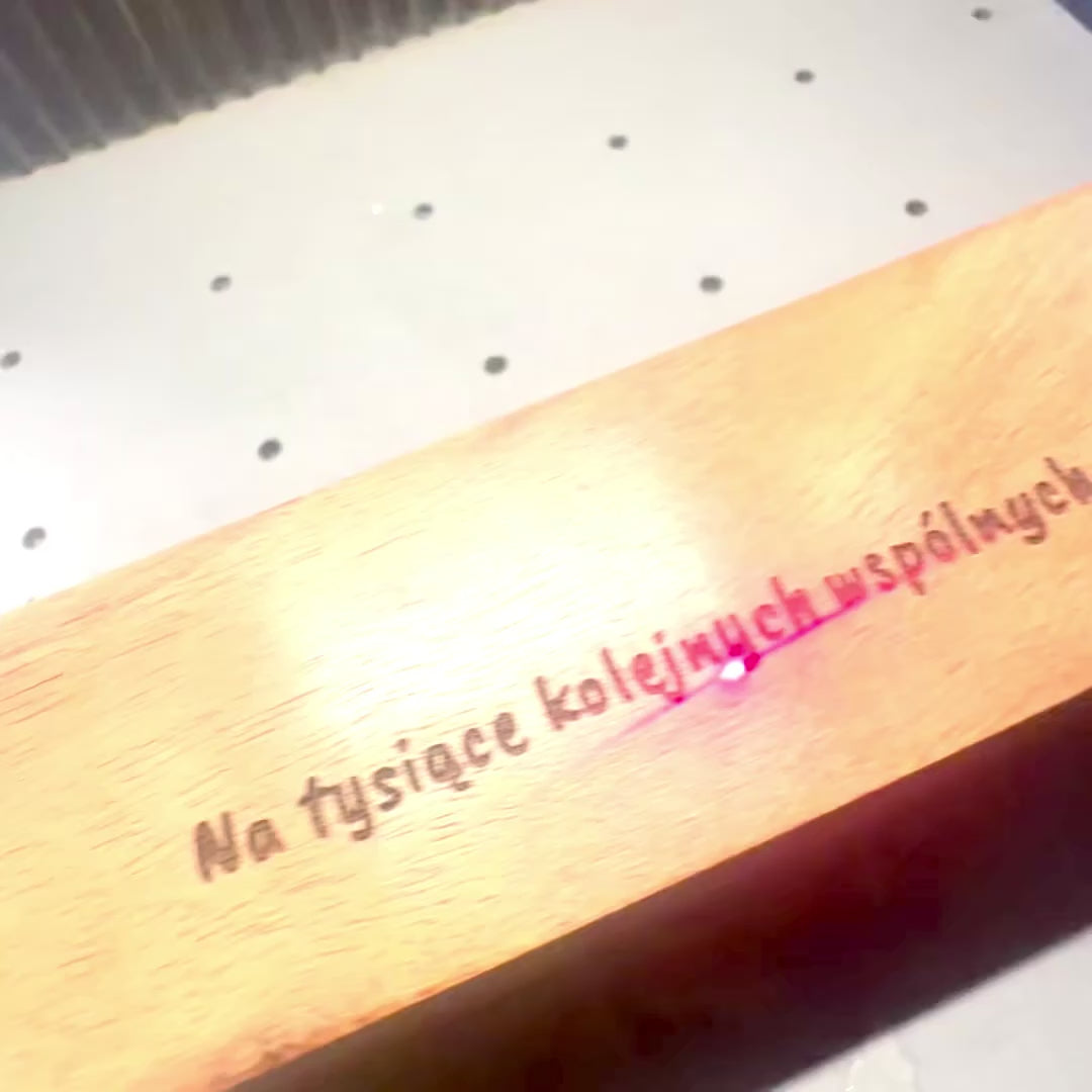 Elegáns fa dobókockák sárgaréz pontokkal, személyre szabott dobozban