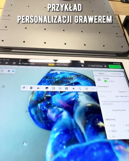 "Kozmikus Ölelés - Gyanta Figura Gravírozási Lehetőséggel"