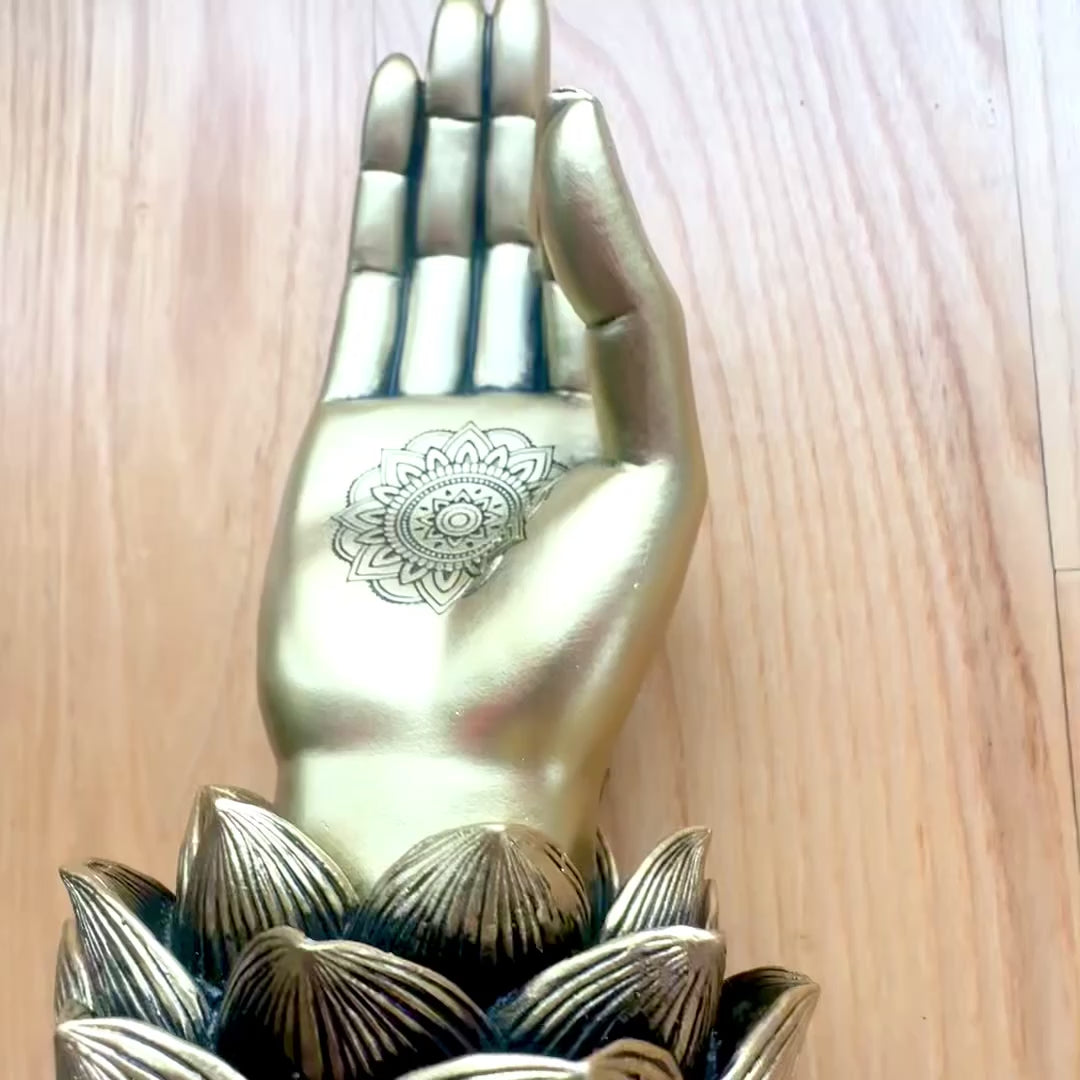 Arany Buddha-kéz Mudra OM szobrocska gravírozással - elegáns ajándék dekoráció - lótuszvirág, 21cm, polirezin, glamour stílus
