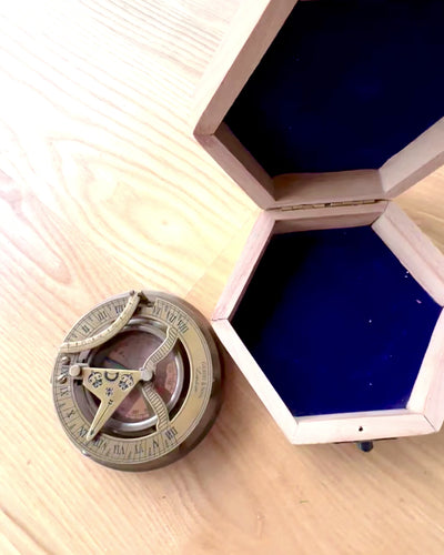 Kapitány Iránytű Explorer 2 – személyre szabható gravírozással ajándékba, 2 választható színváltozatban