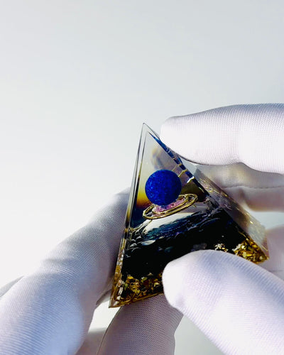 Orgonitowa Piramidka Energetyczna z Kryształami do Medytacji – Promienieje Pozytywną Energią i Bogactwem