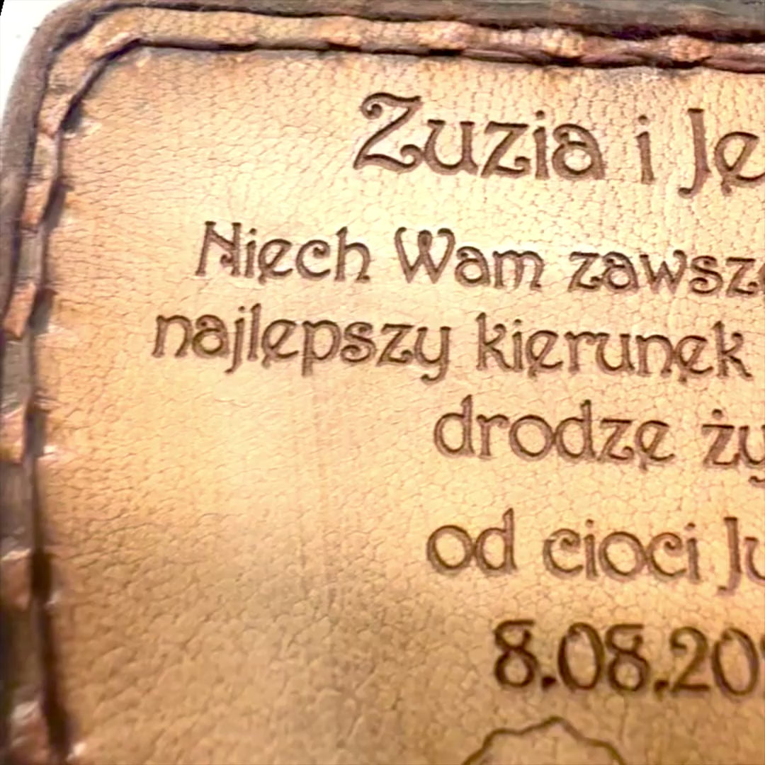 Vándor iránytűje személyre szabott gravírozással, bőrtokban - sárgaréz retro ajándéktárgy, 9,25 cm, inspiráló felirattal