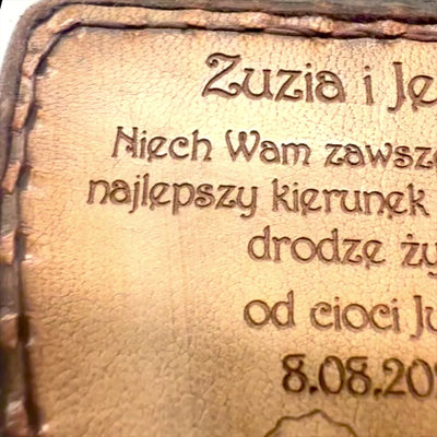 Vándor iránytűje személyre szabott gravírozással, bőrtokban - sárgaréz retro ajándéktárgy, 9,25 cm, inspiráló felirattal