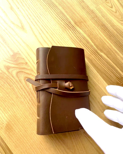 Prémium "RetroNotes" Jegyzetfüzet – Elegáns jegyzetfüzet Valódi Bőrből - 200 oldal, 120g, jegyzetfüzet, vázlatfüzet, barna szín, gravírozással személyre szabható