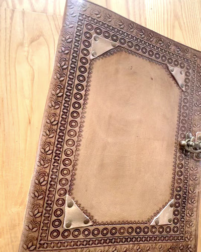 Bőr Emlékkönyv Örökség – Személyre szabott jegyzetfüzet 25 × 33 cm