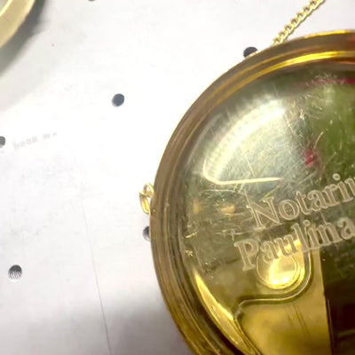 Retro serpenyős mérleg sárgarézből és fából, személyre szabható gravírozással – ideális ajándék ügyvédnek, bírónak vagy gyógyszerésznek – méretek: 24x20x9,5 cm
