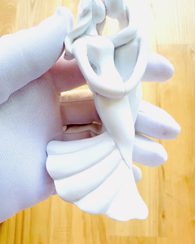 Elegáns Kapcsolat - Kis Dekoratív Szobrocska Gravírozási Lehetőséggel - fehér szín