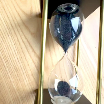 Sárgaréz-fa homokóra, 5 perces, fekete homokkal, gravírozással személyre szabható – elegáns retro dekoráció ajándékba, 16 cm magas