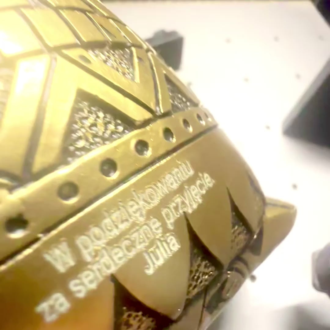 A bölcsesség baglyája személyre szabható gravírozással, arany és fekete színű dekoráció, magassága 13,6 cm, ideális ajándék bármilyen alkalomra