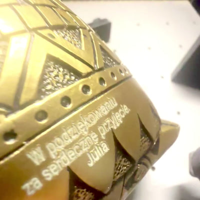 A bölcsesség baglyája személyre szabható gravírozással, arany és fekete színű dekoráció, magassága 13,6 cm, ideális ajándék bármilyen alkalomra