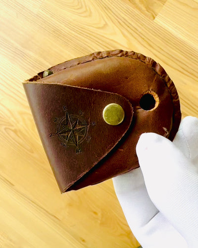 Bőr Tok "Felfedező" - kompakt iránytűhöz vagy zsebórához - személyre szabható gravírozással
