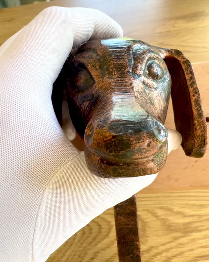 Sárgaréz akasztó Kutya Barát, kézzel készített, személyre szabható gravírozással a fán