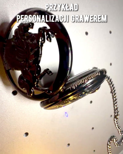 "Equus Tempus" Zsebóra - Fekete Ló Motívummal, gravírozási lehetőséggel - fekete számlap