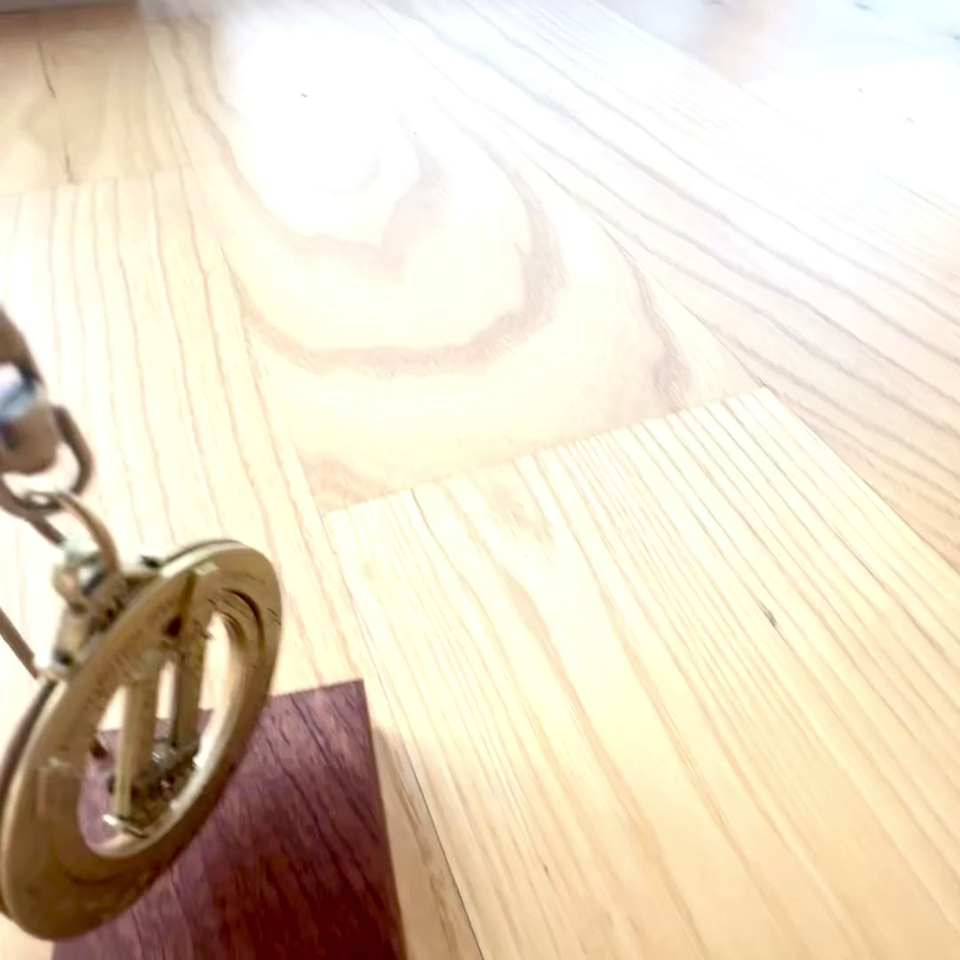 H89 miniatűr napóra csillagászati gyűrűkkel