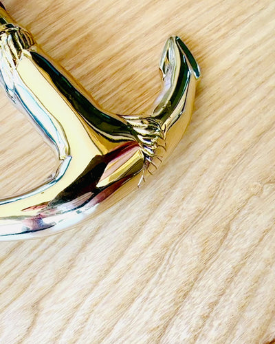 Kézzel faragott utazóbot, sétáláshoz "Királyi Vándor" barna színben arany díszítésekkel