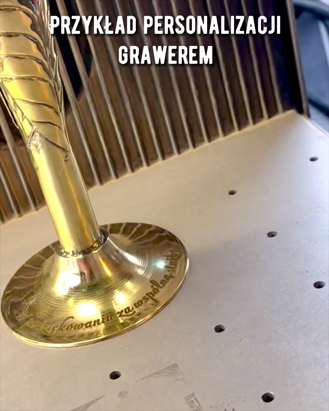 „A Kézművesség Szelleme” pohár bivalyszarvból és sárgarézből – kézzel készített Indiában, 22 cm, gravírozással személyre szabható ajándék