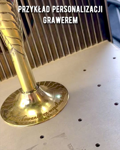 „A Kézművesség Szelleme” pohár bivalyszarvból és sárgarézből – kézzel készített Indiában, 22 cm, gravírozással személyre szabható ajándék