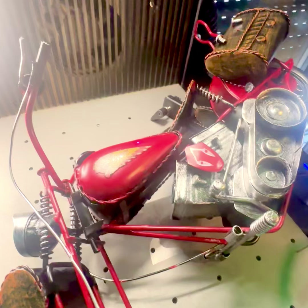 Nagy fém modell klasszikus chopper motorkerékpár piros színben, gravírozással személyre szabható