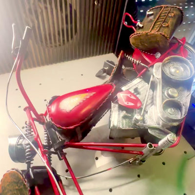 Nagy fém modell klasszikus chopper motorkerékpár piros színben, gravírozással személyre szabható