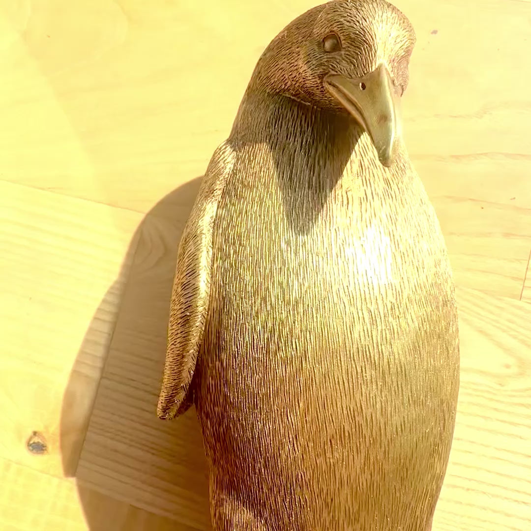 Arany pingvin 20,5 cm, gravírozással személyre szabható – elegáns dekoratív figura ajándékba, glamour és art deco stílusban, kiváló minőségű polirezinből