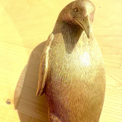 Arany pingvin 20,5 cm, gravírozással személyre szabható – elegáns dekoratív figura ajándékba, glamour és art deco stílusban, kiváló minőségű polirezinből
