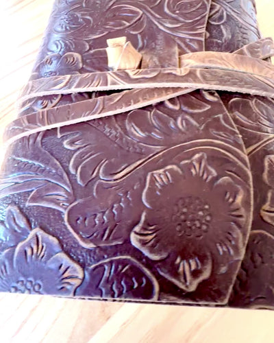 "Elegancia Természet" Prémium Bőr Jegyzetfüzet - 200 oldal, 120g, jegyzetfüzet, vázlatfüzet, 2 választható szín, személyre szabás gravírozással