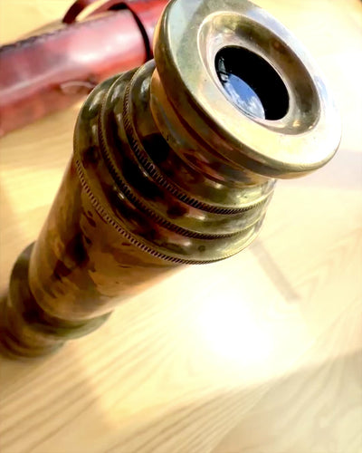 Voyager 1818” Királyi Távcső – Exkluzív, kézzel készített, 83 cm-es réztávcső valódi bőrtokban – Gyűjtői kiadás, személyre szabható gravírozással ajándékba